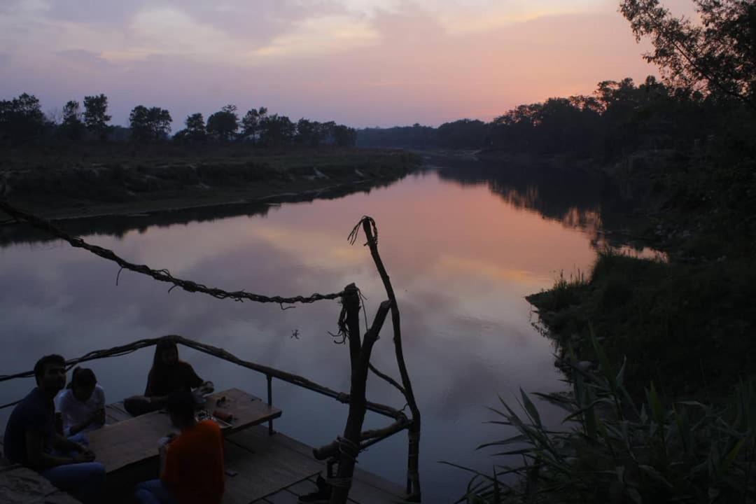 Happy Lemon Tree Lodge Sauraha Esterno foto