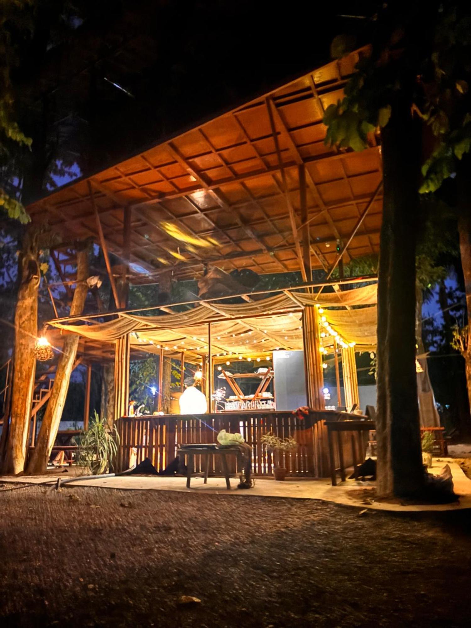 Happy Lemon Tree Lodge Sauraha Esterno foto